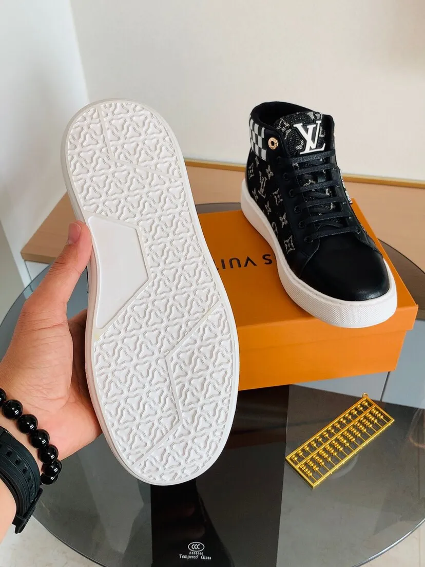 Factory price 440. [LV] Louis Vuitton's new high-top men's genuine leather casual shoes, foamed light sole. The highest version on the market, any comparison is welcome🆚! The original leather has excellent texture and is super high-end! Fetal sheep net lining imported from Italy, removable pad! Luxurious materials and fine workmanship, highly recommended! Code number: 38-44